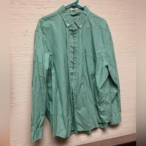 Men’s vineyard vines button up. Green and white